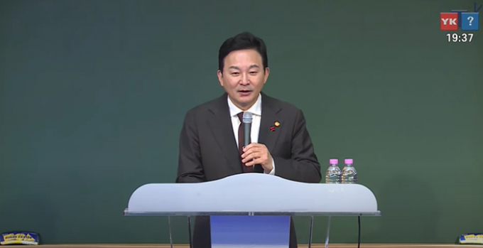 원희룡 국토교통부 장관이 지난 4일 전광훈 사랑제일교회 목사가 참여한 '경북·대구 장로총연합 지도자대회'에 방문해 간증하는가 하면 전 목사가 있는 방을 찾아가 인사를 나누는 모습이 포착되면서 논란을 빚었다. 사진은 지난 4일 전광훈 사랑제일교회 목사가 주도하는 보수 기독교 집회에서의 간증에 나선 원 장관의 모습. /사진=유튜브 채널 '너알아TV' 캡처