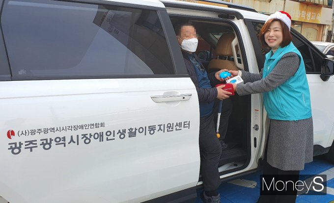 KT 전남·북광역본부 사랑의 봉사단은 6일 광주광역시장애인생활이동지원센터에  목도리와 손난로 등 방한용품을 전달했다/사진=KT전남·북광역본부 제공.