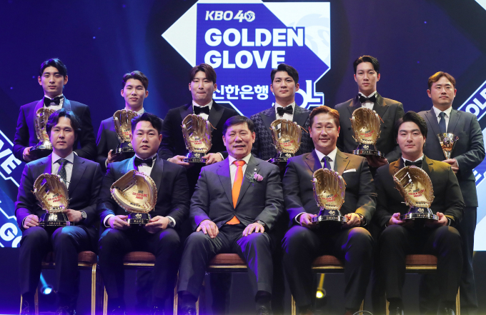 2023 프로야구 골든글러브 시상식이 오는 11일 열린다. 사진은 지난해 골든글러브 수상자들이 허구연(KBO) 총재(가운데)와 기념 촬영을 하고 있다. /사진= 뉴스1
