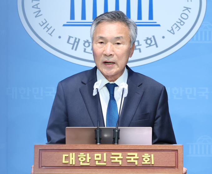 손학규 동아시아미래재단 상임고문이 더불어민주당에 대해 "거의 사당화 됐다"고 비판했다. 사진은 손 상임고문이 지난 4일 서울 여의도 국회 소통관에서 선거제도 개혁 관련 기자회견을 하는 모습. /사진=뉴스1