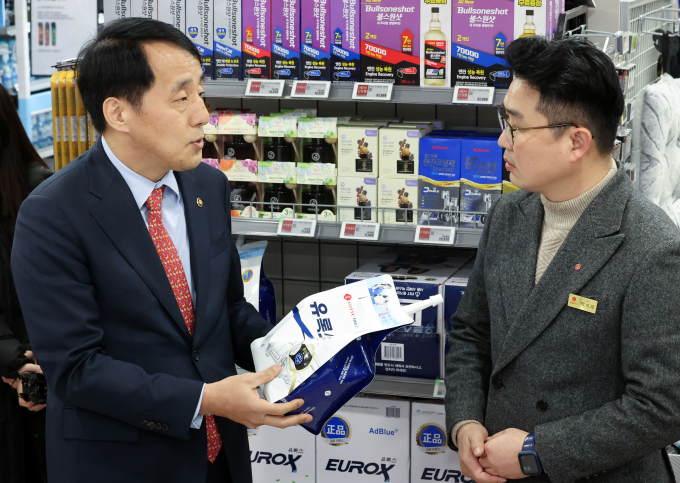 장영진 산업통상자원부 제1차관(왼쪽)이 6일 오후 서울 송파구 롯데마트 월드타워점에서 요소 수급 현장 점검을 하고 있다. / 사진=뉴시스 김근수 기자 