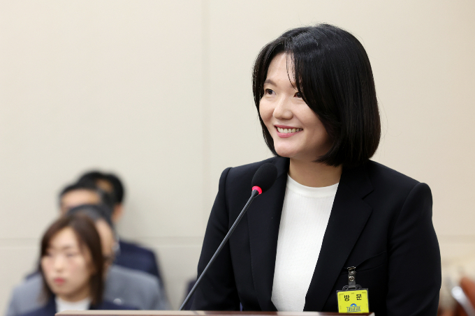 포브스 '2023년 가장 영향력 있는 여성 100인'에 호텔신라의 이부진 사장과 네이버 최수연 사장이 이름을 올렸다. 사진은 최수연 사장이 지난 10월26일 서울 여의도 국회에서 열린 정무위원회의 국가보훈부 둥에 대한 종합국정감사에 증인으로 출석해 의원질의에 답하는 모습. /사진=뉴스1
