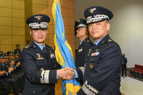 공군 제1전투비행단은  6일 기지 내 강당에서 김준호 공중전투사령관이 변성은 53대 단장에게 지휘권을 상징하는 부대기를 이양했다./사진=제1전비  