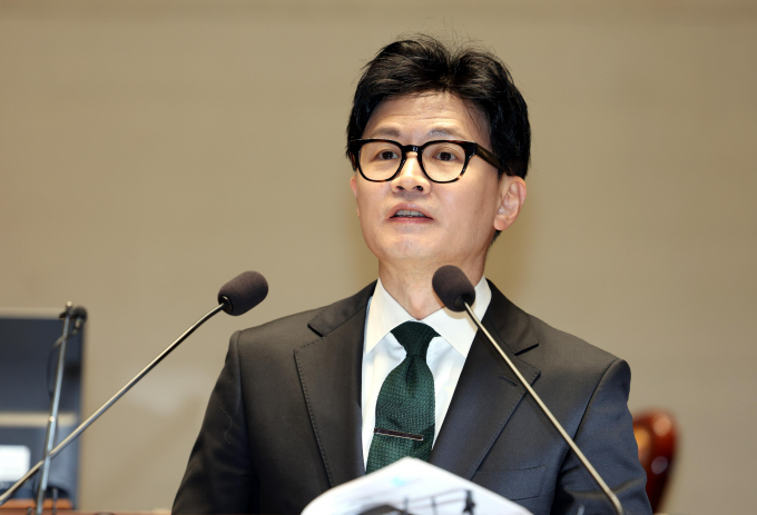 한동훈 법무부 장관이 내년 총선 출마설에 대해 "저는 정무직이지만 임명직 공직자다. 진퇴하는 것은 제가 정할 문제가 아니다"고 밝혔다. 사진은 한 장관이 6일 오후 서울 여의도 국회에서 열린 국민의힘 정책의원총회에서 '출입국이민청 신설 방안'에 대한 설명하는 모습. /사진=뉴시스