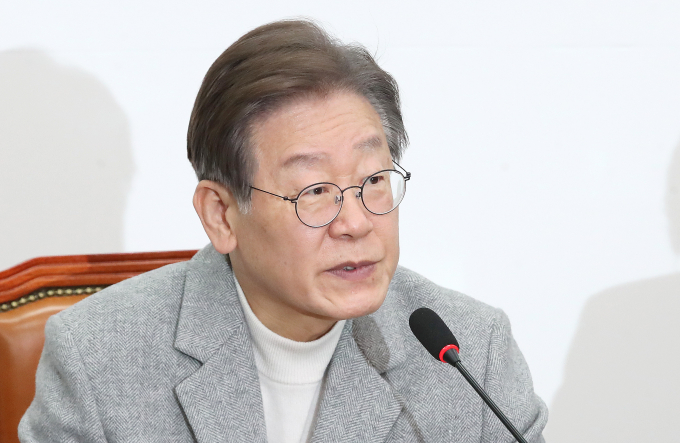 이재명 더불어민주당 대표가 이낙연 전 더불어민주당 대표를 만나 협의할 계획이 있다고 밝혔다. 사진은 이 대표가 6일 오전 서울 여의도 국회에서 열린 최고위원회의에서 발언하는 모습. /사진=뉴스1