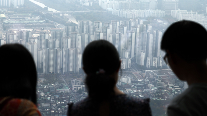 서울 송파구 서울스카이를 찾은 관람객들이 전망대 너머 아파트 단지를 바라보고 있다. /사진=뉴스1