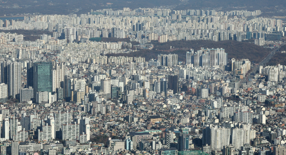 7일 한국부동산원 청약홈에 따르면 올해 1~11월 분양에 나선 국토교통부 시공능력평가 10위권 내 이름을 올린 대형 건설업체의 1순위 평균 청약경쟁률이 17.8 대 1을 기록했다. 그 외의 건설업체 1순위 평균 청약경쟁률은 4.7 대 1로 집계되며 대형 건설업체의 우위 선점이 드러났다./사진=뉴스1