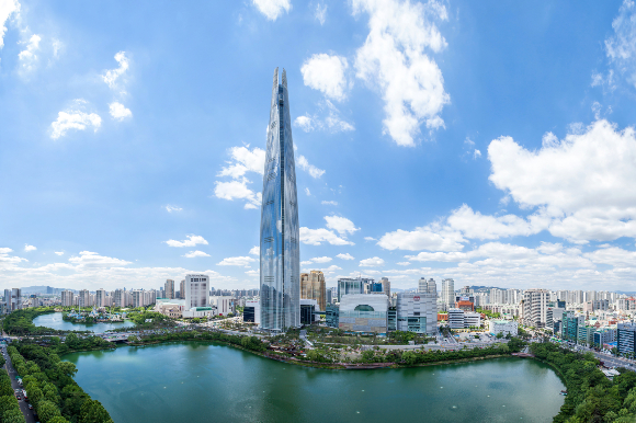 롯데그룹이 2024년 정기 임원인사를 단행하며 계열사 경영진을 대거 교체했다. 사진은 롯데월드타워 전경. /사진=롯데지주