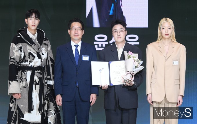 [머니S포토] 2023 대한민국 패션대상, 대상 받은 윤석운 디자이너
