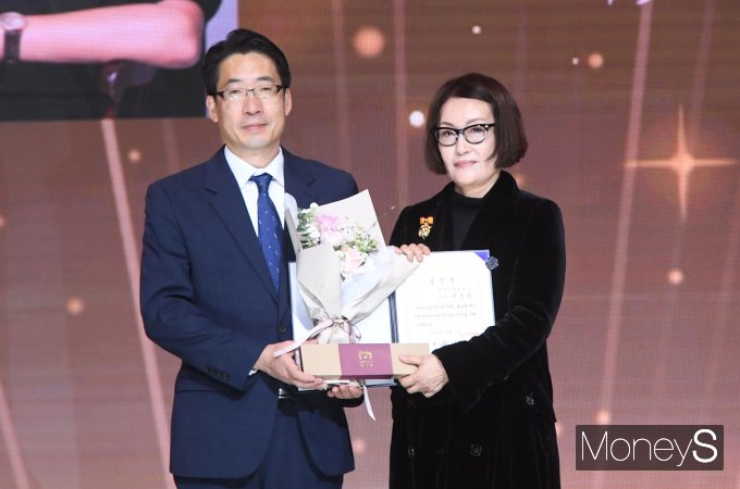 [머니S포토] 지춘희 디자이너, '대통령 표창 영예'