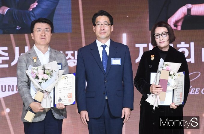 이용필 산업통상자원부 첨단산업정책관이 6일 오후 서울 강남구 섬유센터에서 열린 '2023 대한민국 패션대상'에서 대통령 표창을 받은 이준서 삼성물산 패션부문 부사장과 지춘희 미스지콜렉션 대표이사에게 상장과 상패 수여후 기념촬영을 하고 있다./사진=장동규 기자