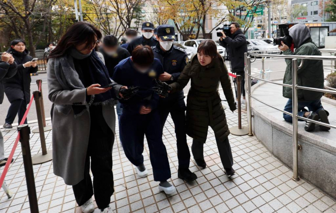  검찰이 영풍제지 주가조작을 주도한 주범을 검거하기 위해 검거반을 편성했다. 사진은 지난달 17일 '영풍제지 주가조작' 관련 자본시장법 위반 혐의로 서울 양천구 서울남부지방법원에 출석하는 김모씨 등 3명. /사진= 뉴시스