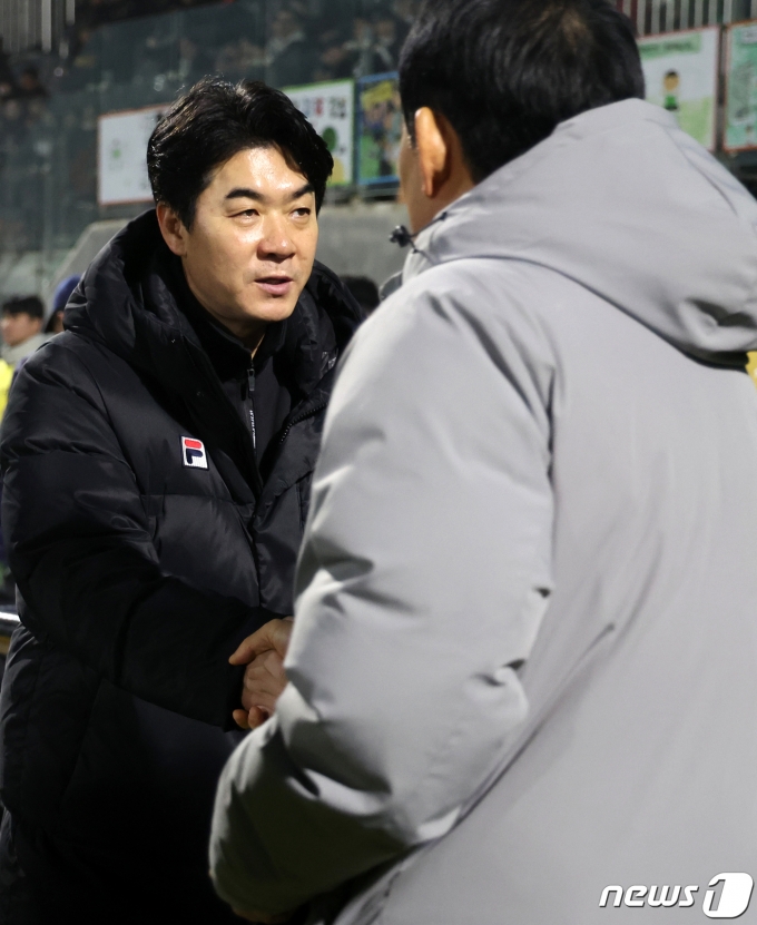 [사진] 고정운 감독과 인사 나누는 윤정환 감독