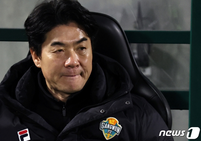 [사진] 그라운드 응시하는 윤정환 감독