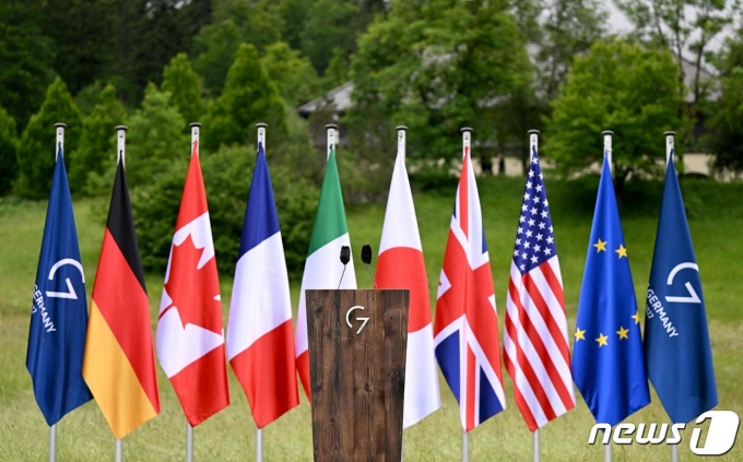 2022년 6월 독일 엘마우성에서 열린 주요 7개국(G7) 정상회의를 앞두고 G7 회원국 국기가 나열돼 있다. 2022.6.28 ⓒ AFP=뉴스1 ⓒ News1 강민경 기자