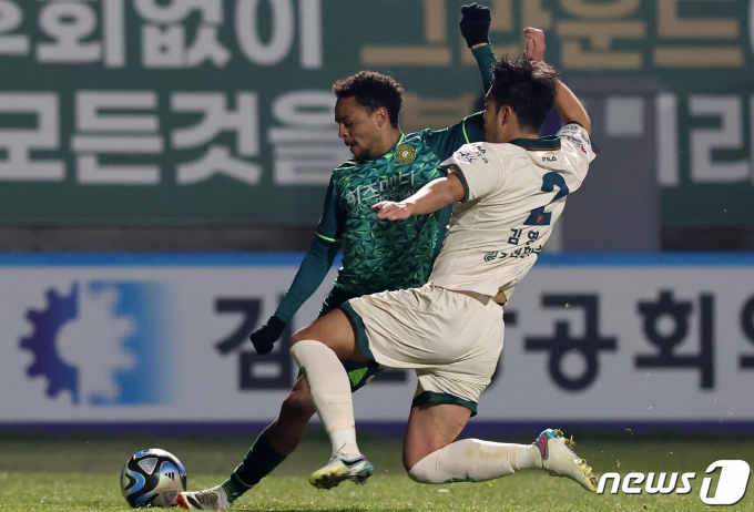 [사진] 김영빈 커트에 막히는 주닝요의 슈팅