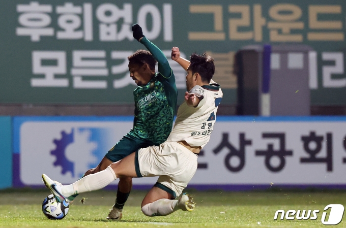 [사진] 양보 없는 경기 펼치는 강원과 김포