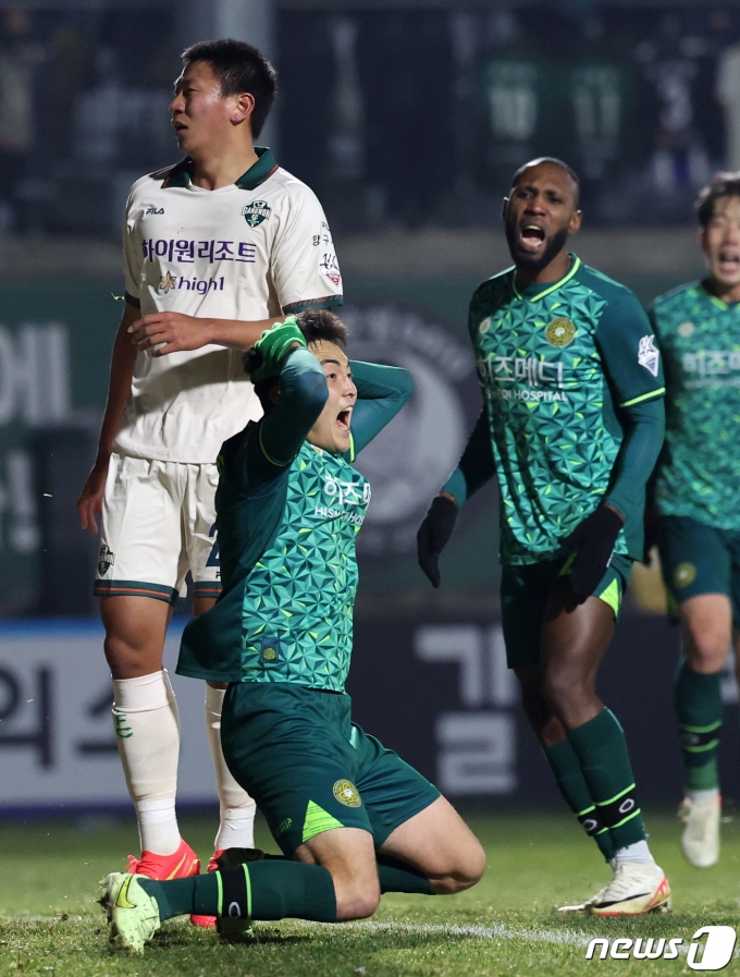 [사진] 종료 직전 결정적인 찬스 놓치는 김태한