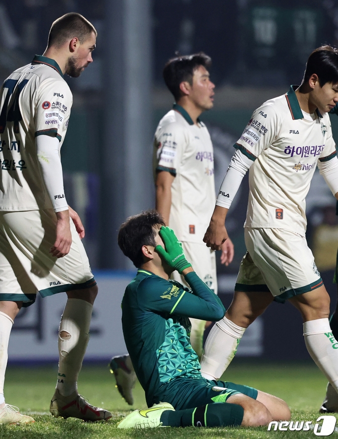 [사진] 아쉬움에 얼굴 감싸는 김태한