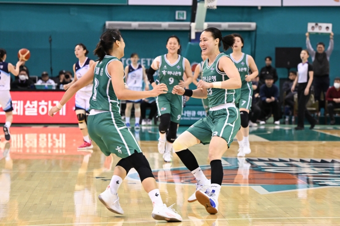 하나원큐가 6일 신한은행과 경기에서 승리했다.(WKBL 제공)