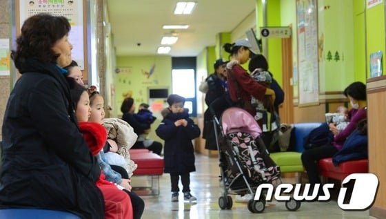 서울의 한 아동병원을 찾은 어린이들이 진료를 기다리고 있다. (사진은 기사 내용과 관련이 없습니다) /뉴스1 ⓒ News1 손형주 기자