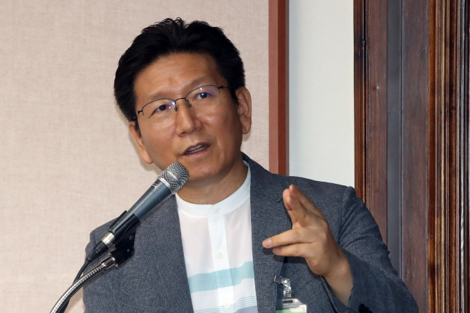 우봉식 대한의사협회(의협) 의료정책연구원 원장이 '소아과 오픈런' 현상에 대해 "젊은 엄마들이 빨리 진료를 마친 뒤 '브런치 타임'을 즐기려 하는 것도 원인 중 하나"라고 주장해 학부모들 사이에 반발이 일고 있다. 사진은 우 원장이 지난 8월 3일 오후 서울 여의도 국회도서관 소회의실에서 열린 '병상자원의 적정한 관리방안 마련 및 수도권 대학병원 분원 설립 문제 대응'을 위한 국회 토론회에서 주제발표를 하는 모습. /사진=뉴스1