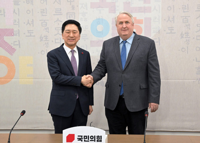 김기현 국민의힘 대표와 인요한 국민의힘 혁신위원장이 20분동안 비공개 회동을 통해 오해를 풀었다고 밝혔다. 사진은 김 대표(왼쪽)와 인 위원장(오른쪽)이 지난 6일 서울 여의도 국회에서 회동에 앞서 인사를 나누는 모습. /사진=뉴시스(공동취재)