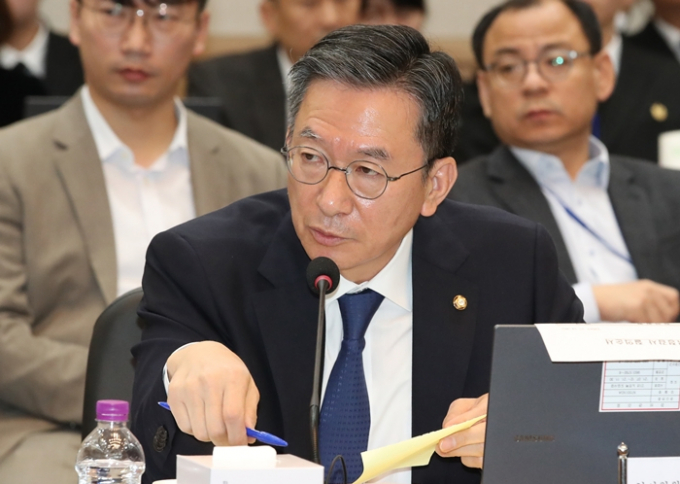 정성호 더불어민주당 의원은 7일 이낙연 전 대표의 신당 가능성과 함께 이낙연·김부겸·정세균 전 총리의 이른바 '반이재명 연대설'에 대해 "가능성이 없다"고 일축했다. 사진은 지난 10월 충남 계룡대에서 열린 국회 국방위원회의 해군본부에 대한 국정감사에서 질의하는 정 의원의 모습. /사진=뉴스1