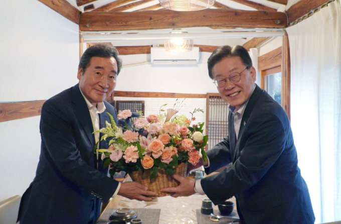 이재명 더불어민주당 대표가 이낙연 전 더불어민주당 대표에게 다시 손을 내밀며 당 단합에 나서고 있다. 사진은 이 대표와 이 전 대표가 지난 7월28일에 열린 만찬회동에서 기념촬영을 하는 모습. /사진=뉴스1(더불어민주당 제공) 