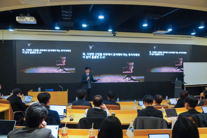 유진투자증권이 ChatGPT(인공지능 챗봇) 기반 자산관리 지원 플랫폼인 '유진AI(인공지능)애널리스트' 개발을 완료하고 종합자산관리 경쟁력 강화에 본격적으로 활용한다. 사진은 지난달 22일 진행된 '유진 AI Day'에서 천영록 두물머리 대표이사가 'AI가 촉발한 리테일 투자 산업의 변화'를 주제로 강의를 진행하는 모습. /사진=유진투자증권 제공