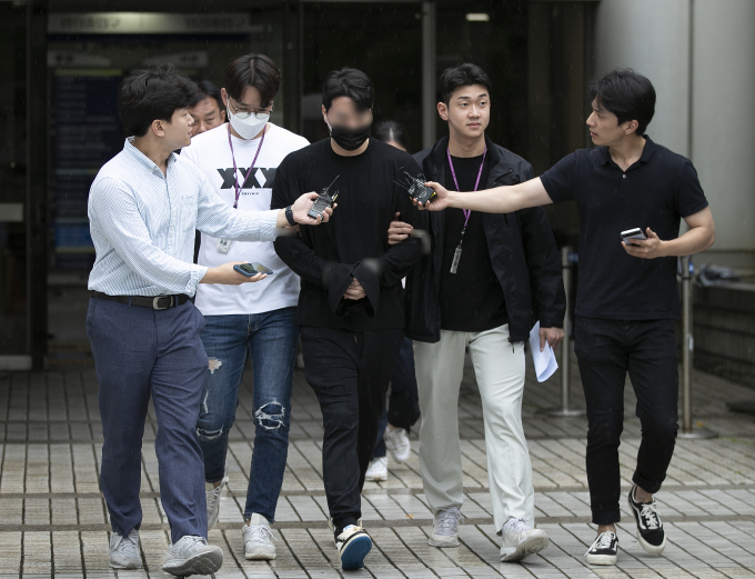 이른바 '압구정 롤스로이스 뺑소니 사건'의 가해자가 피해자 사망 이후 처음으로 법정에 섰다. 사진은 지난 8월11일 서울 서초구 서울중앙지방법원에서 열린 구속 전 피의자심문을 마친 후 법정을 나서고 있는 신모씨. /사진= 뉴스1 