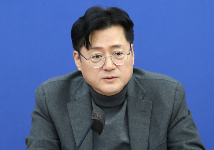 홍익표 더불어민주당 원내대표는 7일 '요소수 대란' 우려와 관련 "이런 상황에도 윤석열 대통령은 아시아태평양경제협력체(APEC)에서 만난 시진핑 중국 국가수석과 인사만 하고 왔다"고 비판했다. 사진은 7일 오전 서울 여의도 국회에서 열린 정책조정회의에서 발언을 하는 홍 원내대표의 모습. /사진=뉴스1