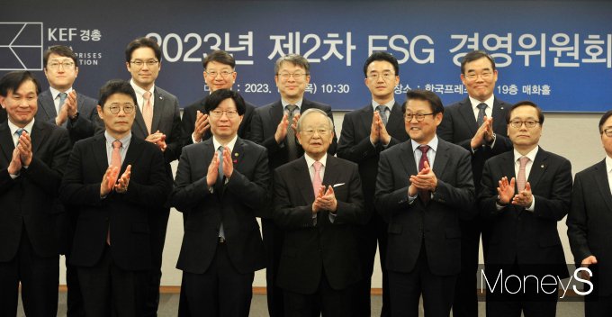 기념촬영 하는 손경식 한국경영자총협회 회장과 김소영 금융위원회 부위원장 등 주요 기업 사장단/사진=장동규 기자