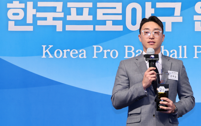 손아섭이 한국프로야구 은퇴선수의 날 시상식에서 최고의 선수상을 수상받은 뒤 소감을 전하고 있다. /사진= 뉴스1