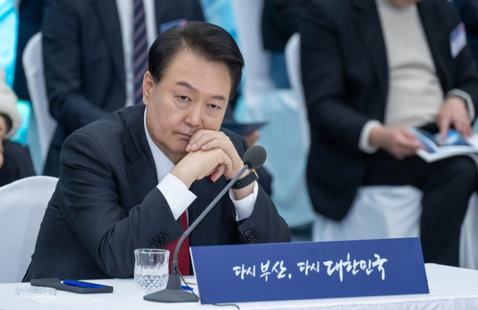 윤석열 대통령 지지율이 2주 만에 3%포인트(p) 하락한 32%를 기록했다는 여론조사 결과가 7일 나왔다. 사진은 지난 6일 부산 동구 부산항국제전시컨벤션센터에서 열린 '부산시민의 꿈과 도전 격려 간담회'에서 참석자의 발언을 듣고 있는 윤 대통령의 모습. /사진=뉴스1