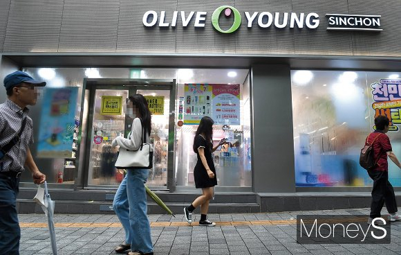 공정거래위원회가 CJ올리브영에게 과징금 18억9600만원을 부과하기로 결정했다. 사진은 서울 서대문구 올리브영 신촌타운점. /사진=장동규 기자