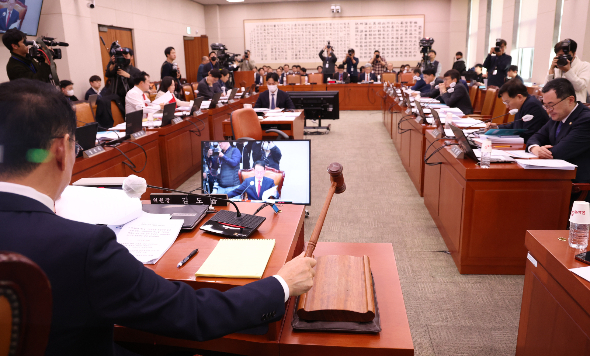김도읍 법사위원장이 7일 오후 서울 여의도 국회에서 열린 법제사법위원회 전체회의에서 의사봉을 두드리고 있다./사진=뉴시스