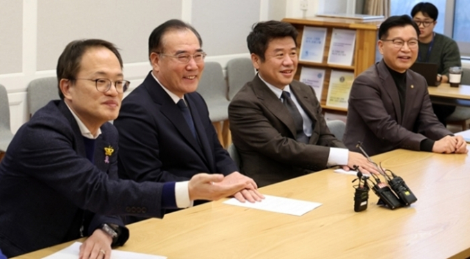여야가 마지막 21대 정기국회에서 처리할 민생법안을 논의하는 '2+2협의체'를 7일 개최했다. 이날 회의에선 선거구 재획정에 대한 논의가 주를 이뤘다. 사진은 6일 더불어민주당 박주민 원내수석부대표, 이개호 정책위의장, 국민의힘 유의동 정책위의장, 이양수 원내수석부대표(왼쪽부터)가 6일 오후 서울 여의도 국회에서 열린 '2+2 협의체'에서 기념촬영을 하는 모습. /사진=뉴스1