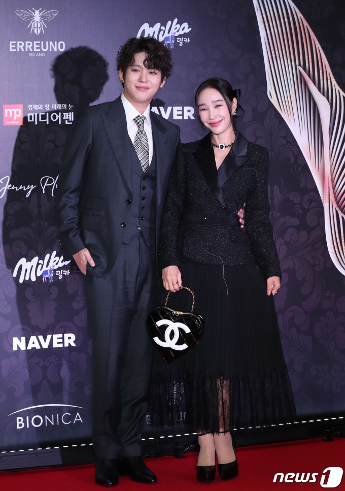 [사진] 이사강·론 부부, 춘사 영화제 동반 나들이