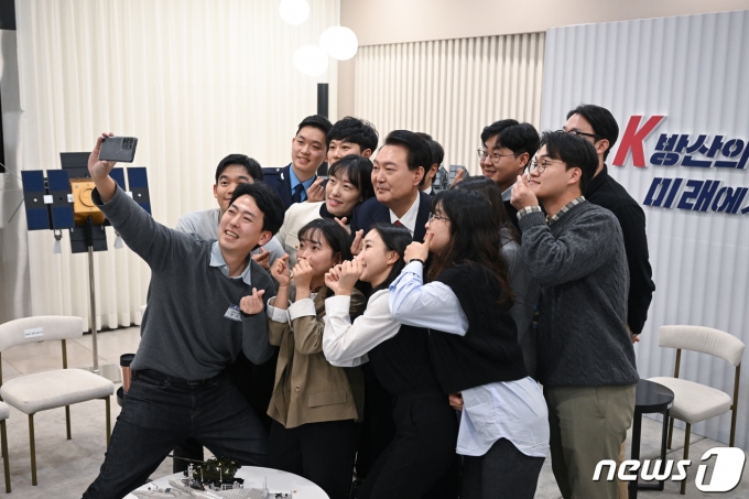 윤석열 대통령이 7일 경기 성남 분당구 LIG넥스원에서 열린 청년 방위산업인 간담회에서 참석자들과 기념사진을 찍고 있다. (대통령실 제공) 2023.12.7/뉴스1 ⓒ News1 오대일 기자