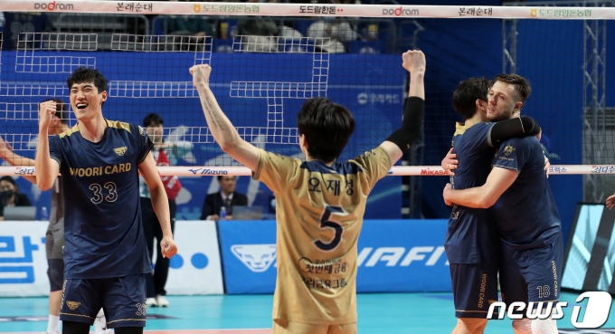 [사진] 세트 스코어 3대1로 승리한 우리카드