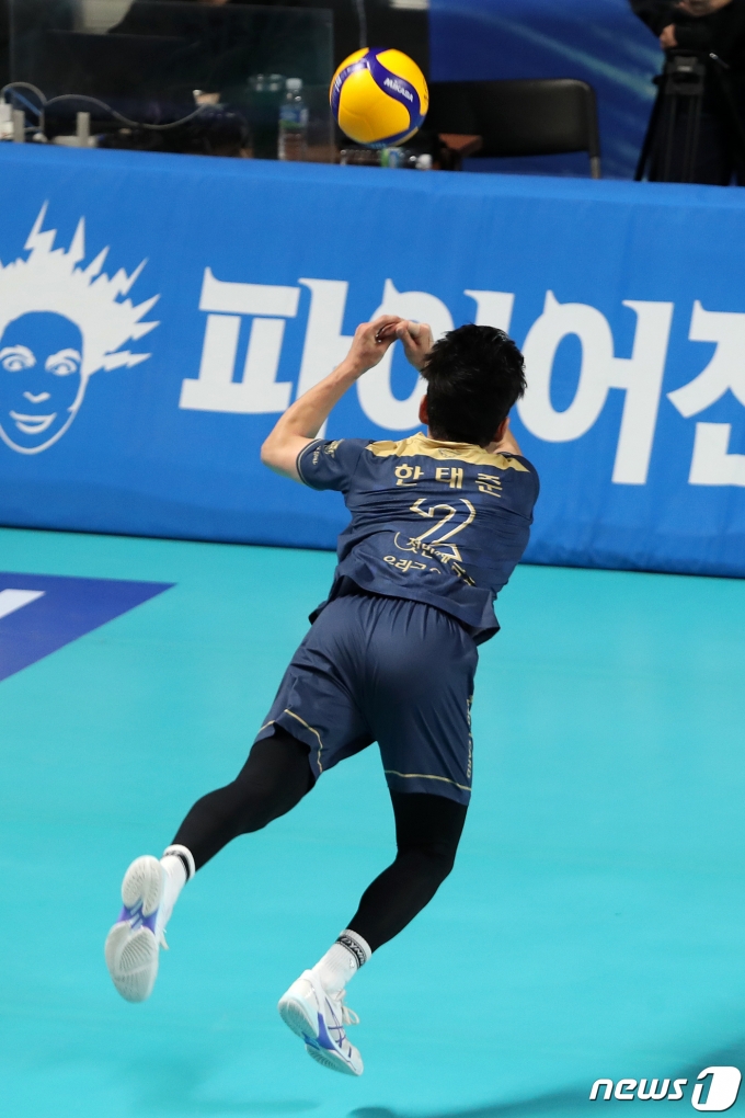 [사진] 우리카드 한태준 '몸 날리는 수비'