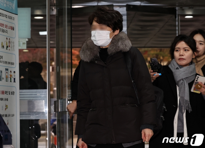 수사 무마 대가로 거액의 뇌물을 수수한 혐의를 받는 김모 경무관이 7일 오전 서울 서초구 서울중앙지방법원에서 열린 구속 전 피의자 심문(영장실질심사)에 출석하고 있다. 김 경무관은 기업 관계자 A씨에게서 수사와 관련된 민원을 해결해주는 대가로 수억원대 금품을 수수한 혐의를 받는다. 2023.12.7/뉴스1 ⓒ News1 구윤성 기자