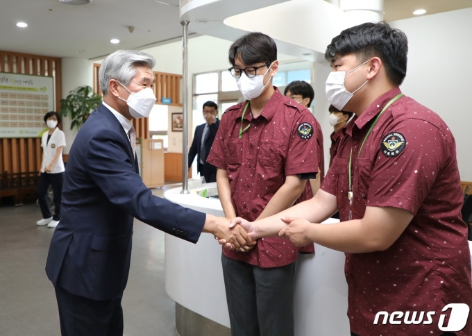 이기식 병무청장(왼쪽)이 지난 6월23일 경기도 수원보훈요양원에서 복무 중인 사회복무요원을 격려하고 있다. (병무청 제공) 2023.6.23/뉴스1