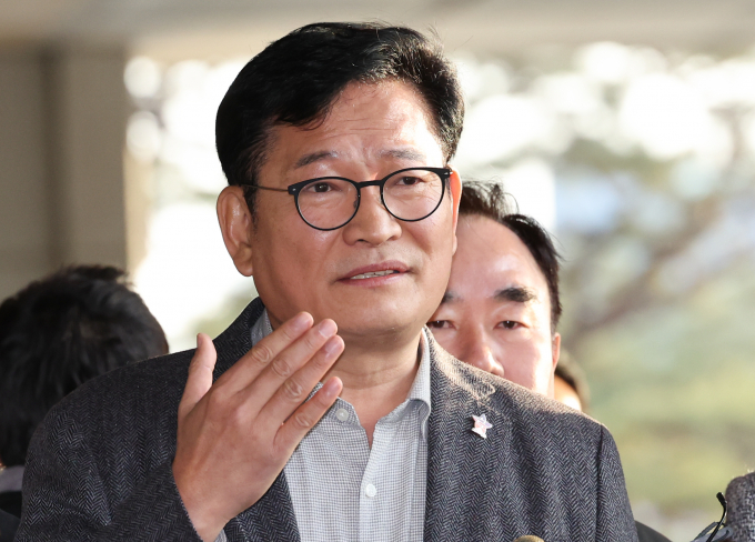 더불어민주당 전당대회 돈봉투 의혹의 정점으로 지목된 송영길 전 민주당 대표가 조사를 받기 위해 검찰에 출석했다. 송 전 대표가 8일 서울 서초구 서울중앙지방검찰청에 출석하며 취재진의 질의에 답하는 모습. /사진=뉴스1