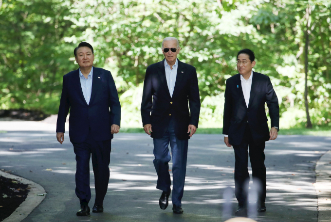 한국과 미국, 일본이 북한의 핵, 미사일 개발 주요 자금으로 쓰이는 불법 사이버 활동을 막기 위한 3국 외교 당국의 실무 그룹을 공식 출범했다. 사진은 지난 8월18일(현지시각) 메릴랜드주에 위치한 미국 대통령 별장 캠프 데이비드에서 한미일 정상회의를 마친 뒤 조 바이든 미국 대통령, 기시다 후미오 일본 총리와 공동기자회견을 가진 윤 대통령. /사진=뉴시스