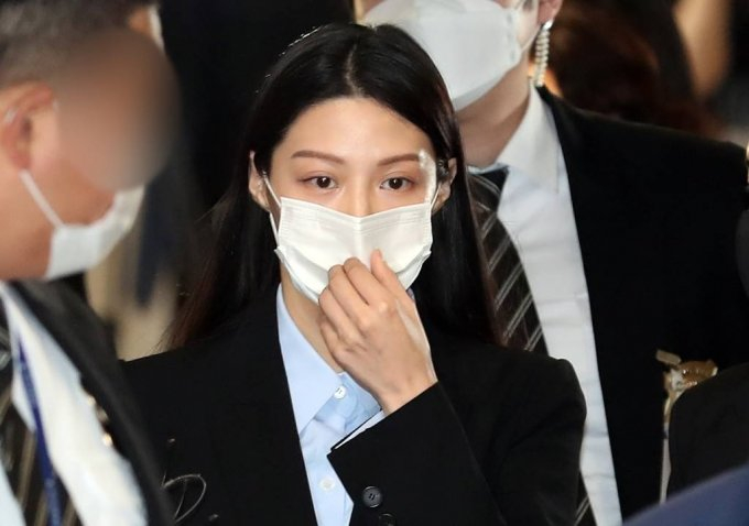 조국 전 법무부 장관의 자녀 조민씨(32)가 지난 8월 검찰 기소 이후 처음으로 법정에 모습을 나타낸다. 사진은 부산대학교 의학전문대학원 입학 취소결정에 불복해 제기한 입학허가 취소 처분 취소 소송의 증인심문을 위해 지난 3월16일 부산 연제구 부산지법에 출석하고 있는 조국 전 법무부 장관의 자녀 조민. /사진= 뉴시스