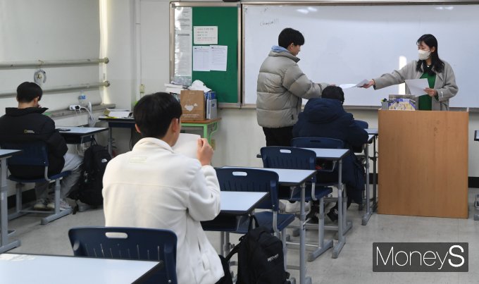[머니S포토] 2024학년도 수능 성적표 배부