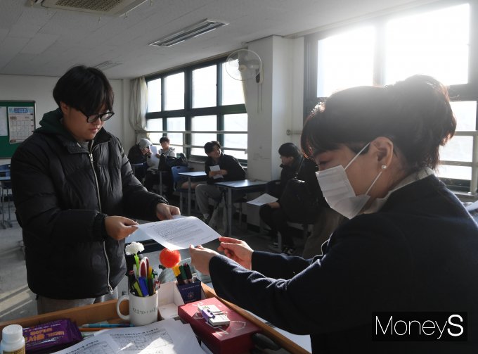 [머니S포토] 수능 성적표 받는 고3