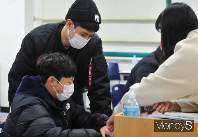 [머니S포토] '수능 점수 어때?'